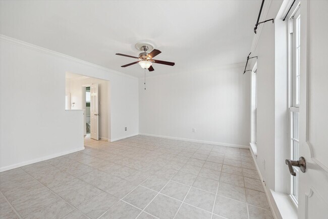 Building Photo - 1833 Saxony Ln