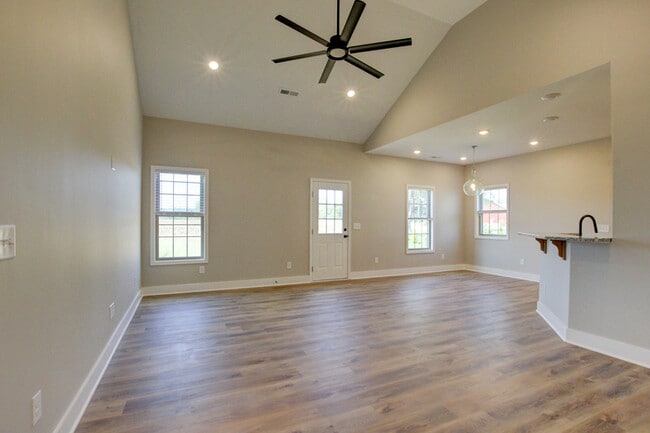 Building Photo - 102 Riverbend Dr