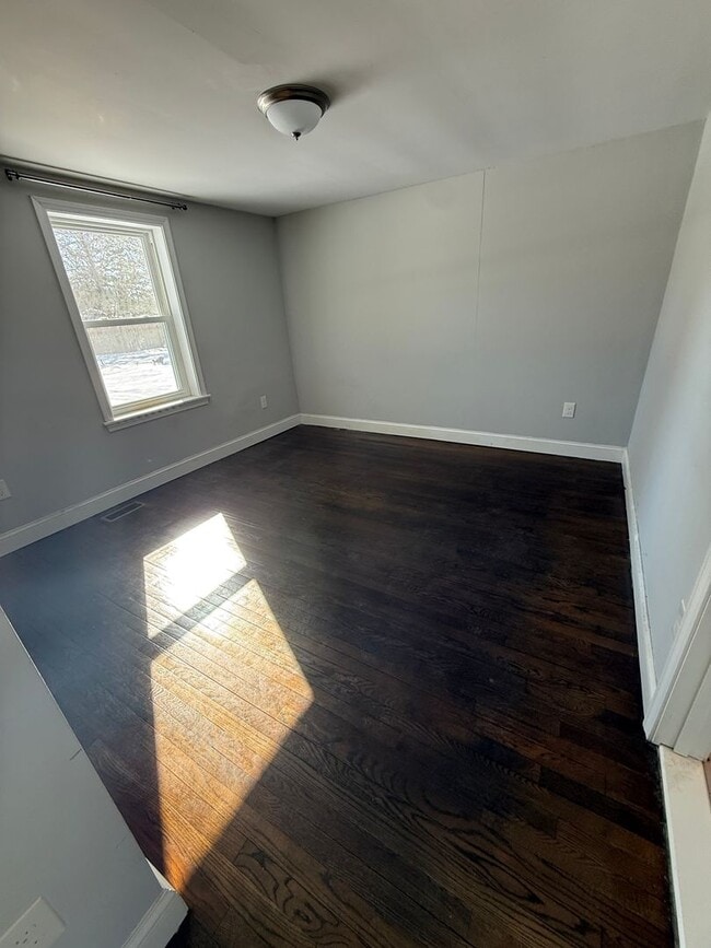 Building Photo - Lovely 3 bedroom, 1 bath ranch style home.