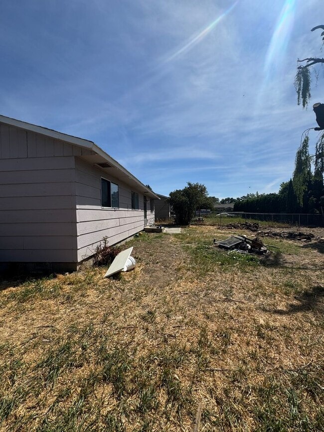 Building Photo - PET FRIENDLY 4 Bedroom 2 Bath
