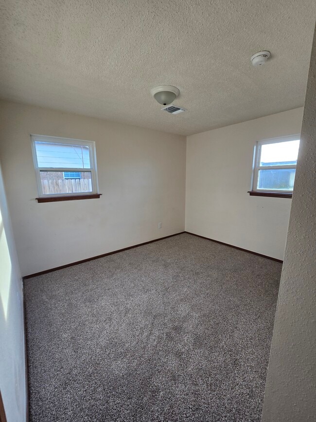 Building Photo - 700 Claremont Dr