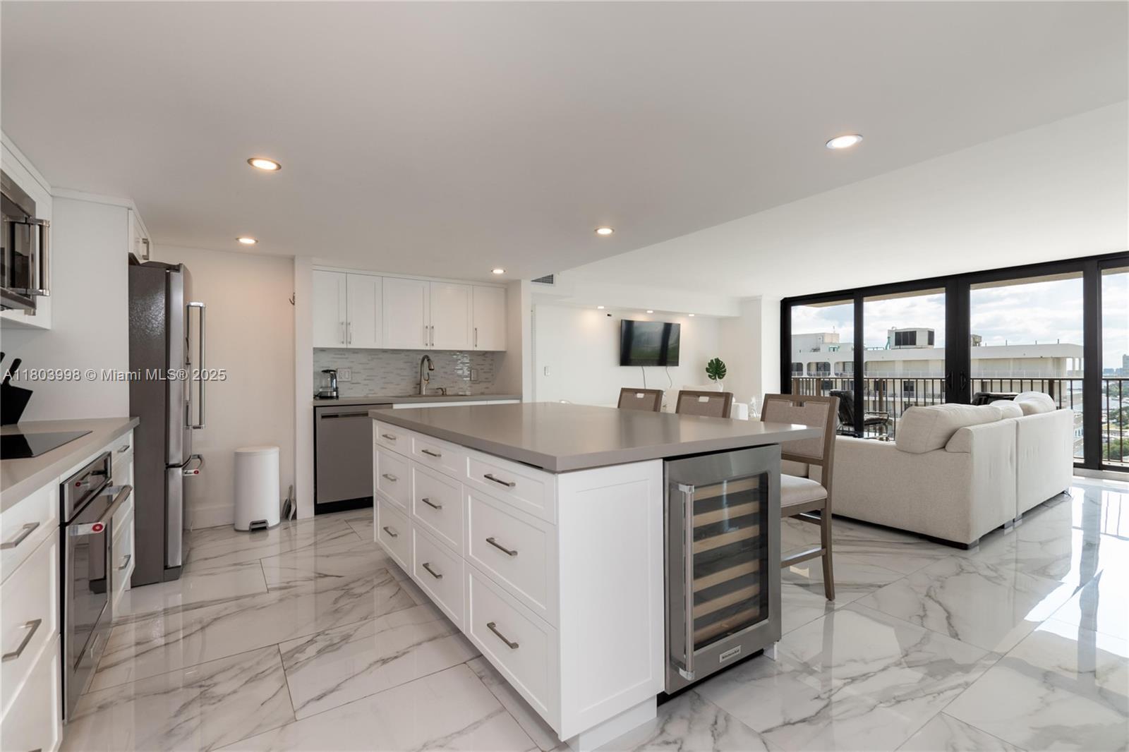 Building Photo - 1450 Brickell Bay Dr