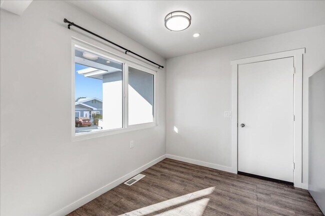 Building Photo - Sunny Seaside 3 bedroom House - Available Now