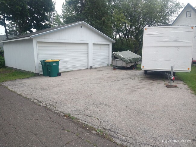 Building Photo - Large Five Bedroom Home in Lakeside!