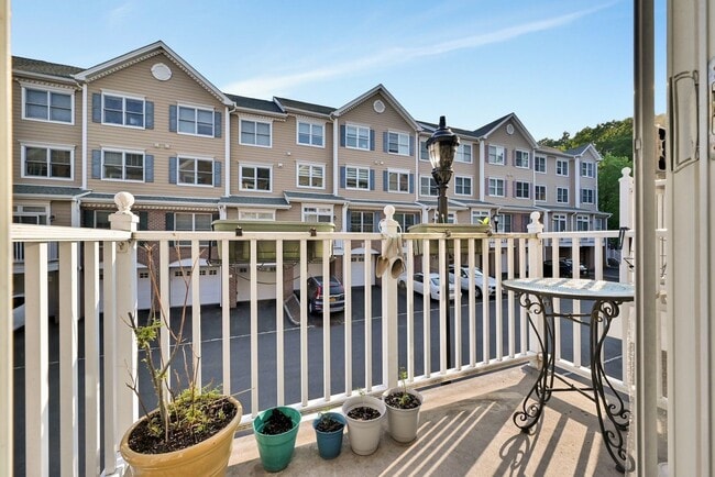 Building Photo - 375 Kingston Ct