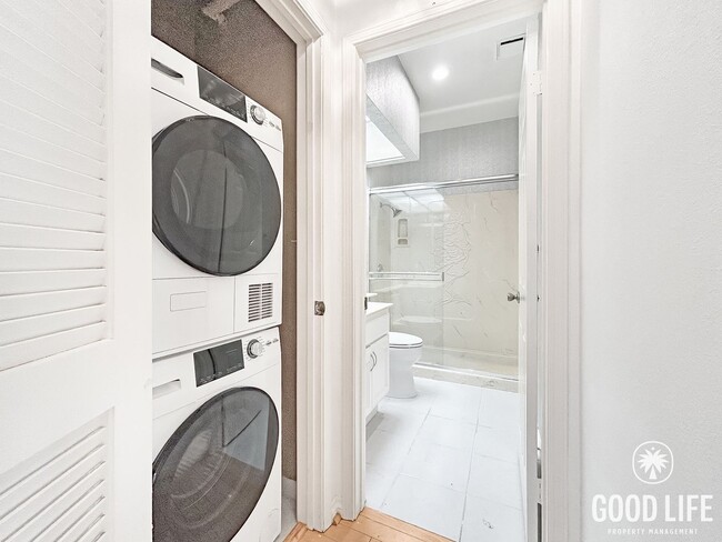 Building Photo - Beautiful 2BD/2BA w/ A/C, Reserved Parking, and In-Unit Laundry in Mission Valley!