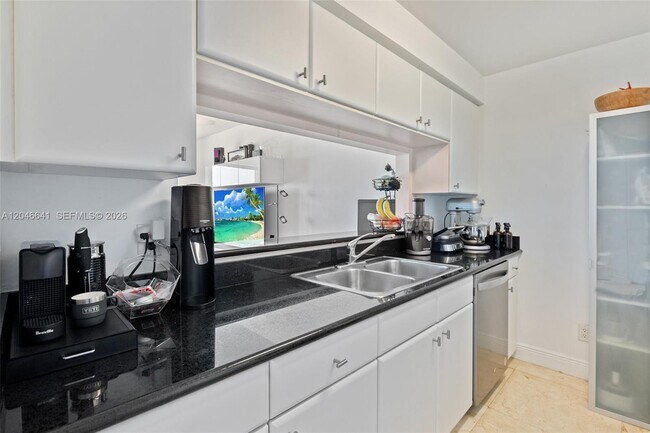 Building Photo - 2475 Brickell Ave