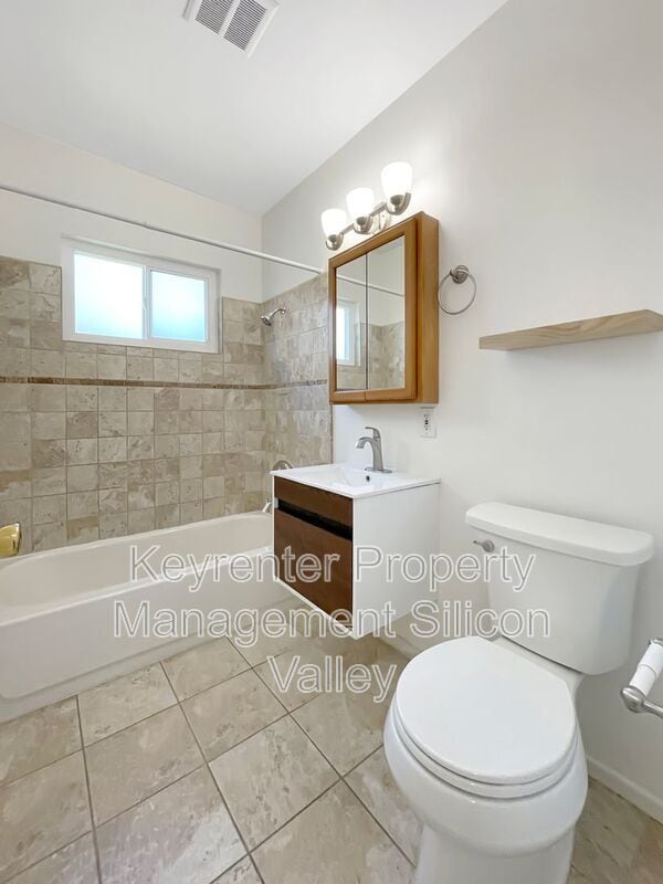 Building Photo - 923 Ravenscourt Ave