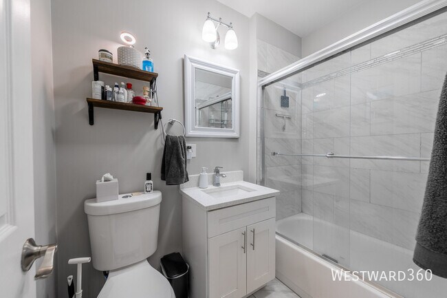 Building Photo - 1733 N Artesian Ave