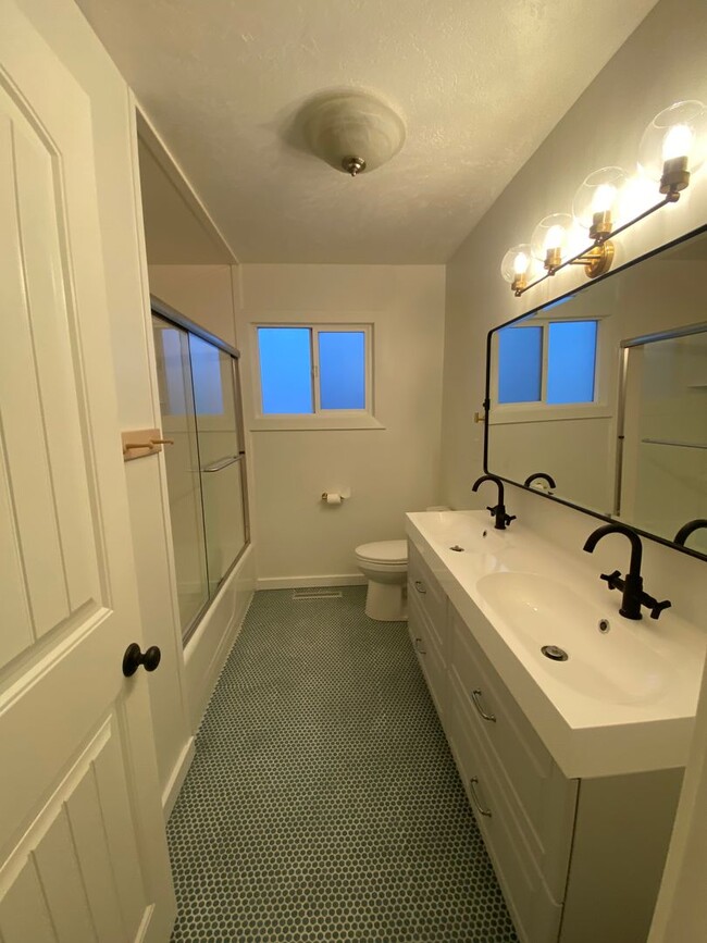 Building Photo - Gorgeous Fully Remodeled 3 Bed 1.5 baths a...