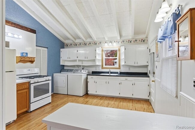 Building Photo - 25118 Lehigh St