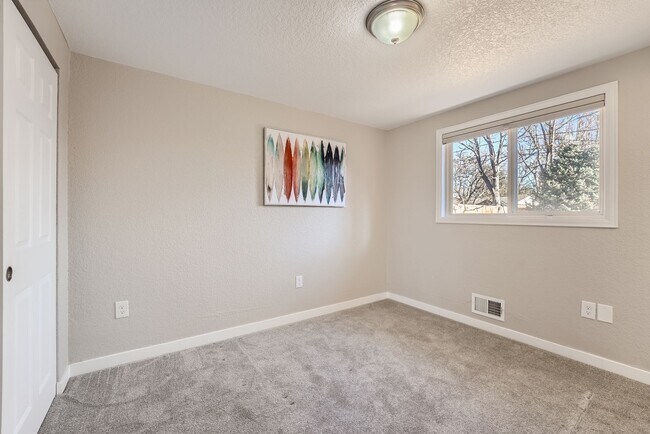 Building Photo - Modern Elegance in West Arvada - Your Drea...
