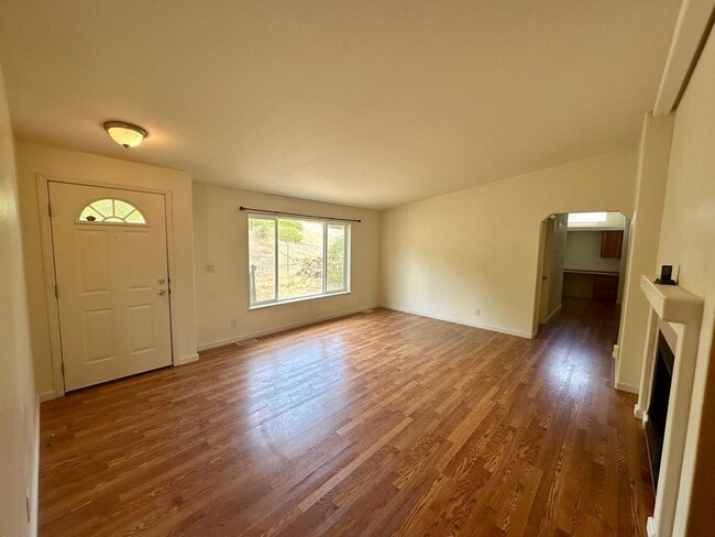 Building Photo - 3 Bedroom 2 Bath nestled in Grass Valley