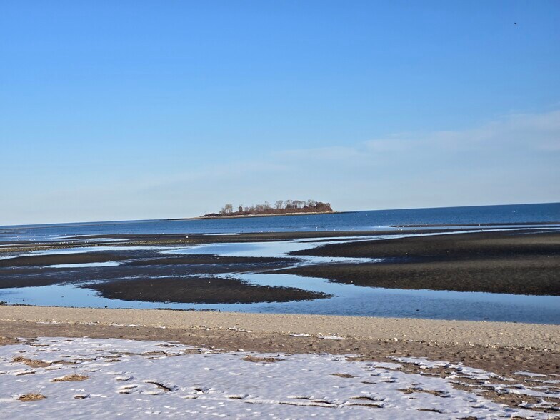 Building Photo - 32 Monroe St