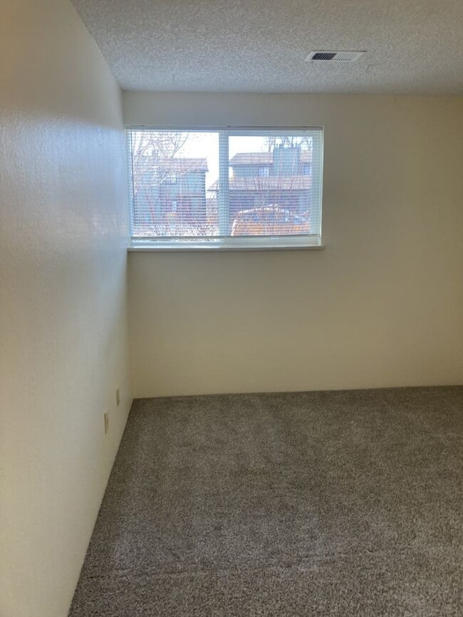 Building Photo - Lovely 2BR/1BA with large kitchen! Laundry...