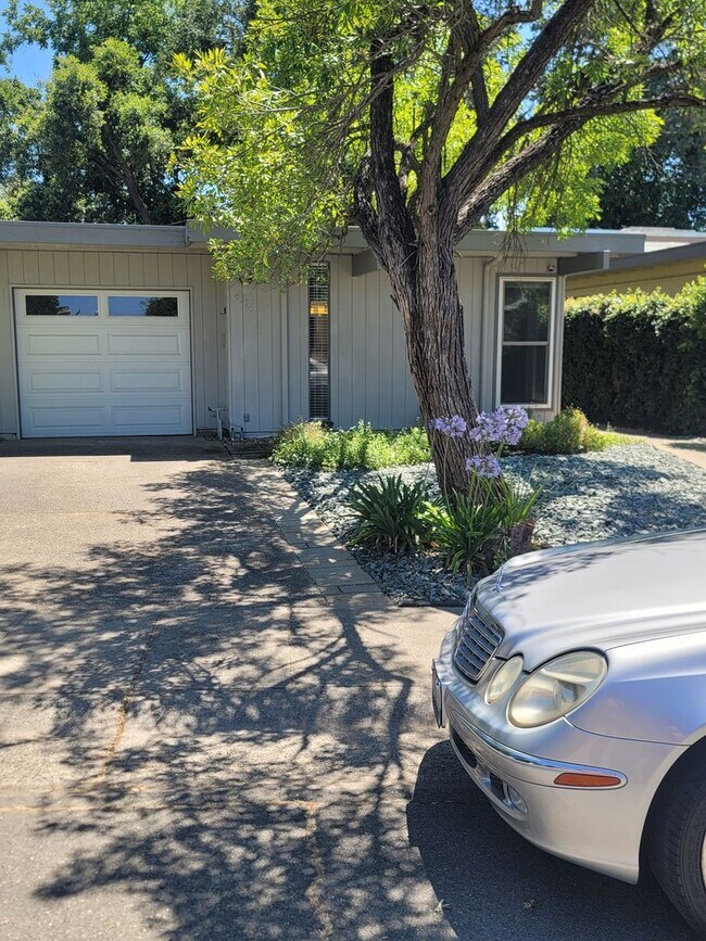 Building Photo - Mid-Century Modern half-plex in American R...