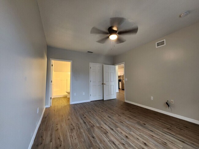 Building Photo - 2 Bedroom 2 Bath Remodeled Unit with a Bal...
