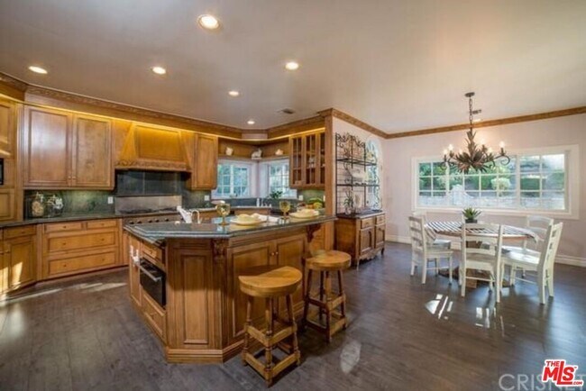 Building Photo - 4949 Palomar Dr