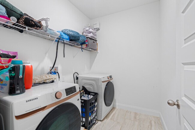 Building Photo - 8906 Dahlia Cir