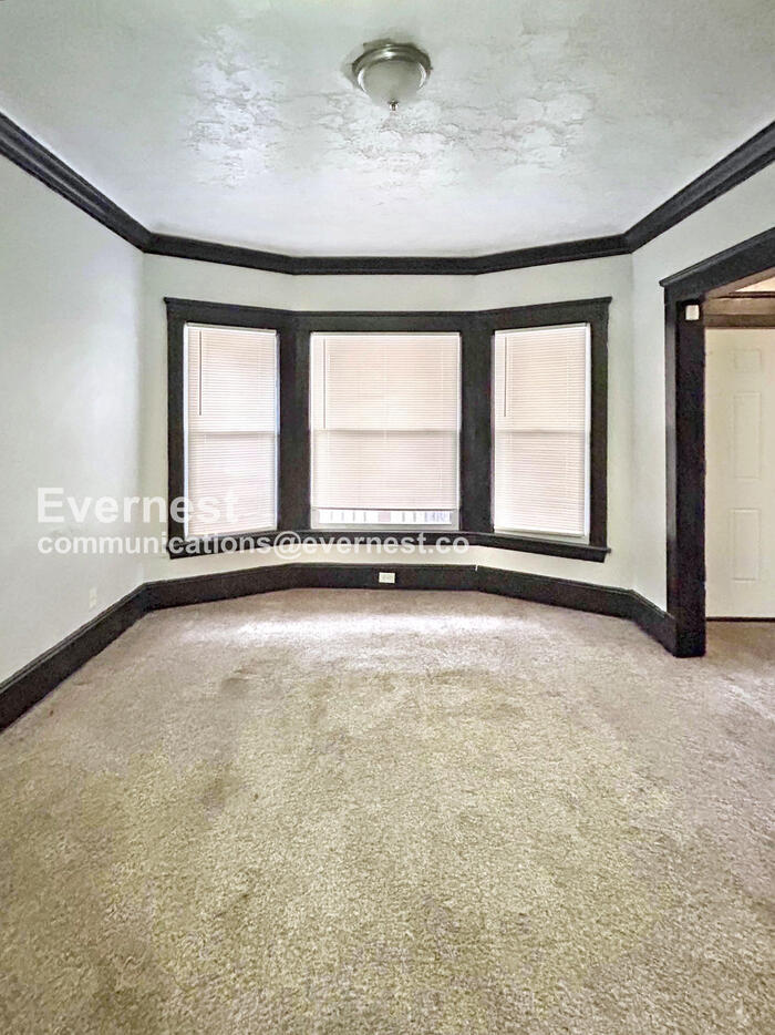 Building Photo - 10911 Hathaway Ave