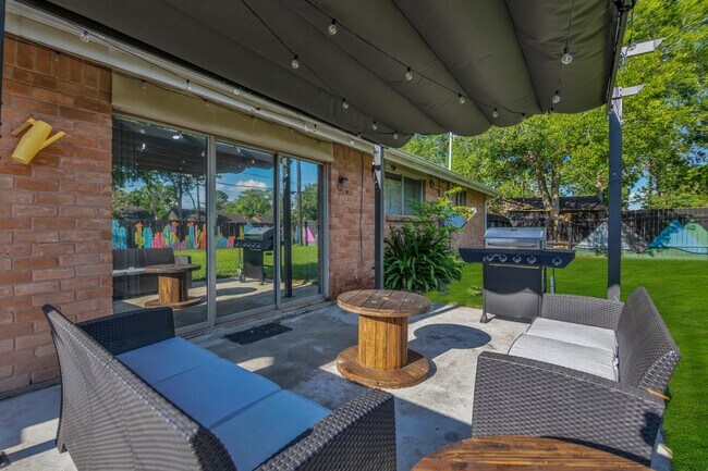 Building Photo - 5755 Cartagena St