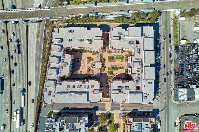 Building Photo - 360 W Ave 26