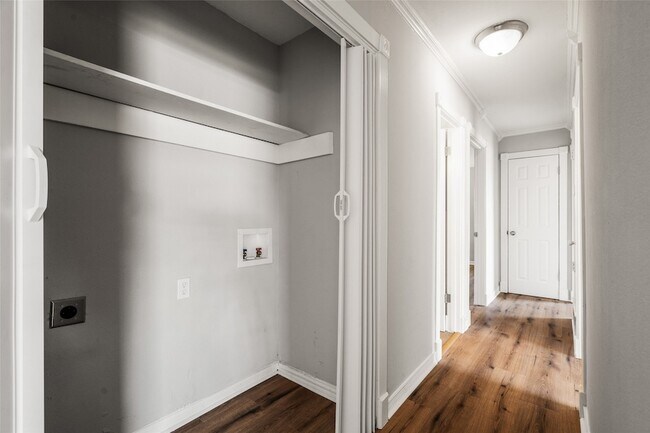 Building Photo - 810 S Western Hls Dr