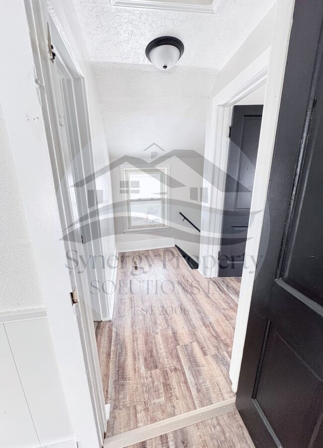 Building Photo - Crestline Home DEPOSIT SPECIAL $295.00