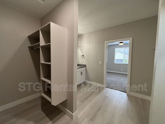 Building Photo - 840 Twin Lakes Dr