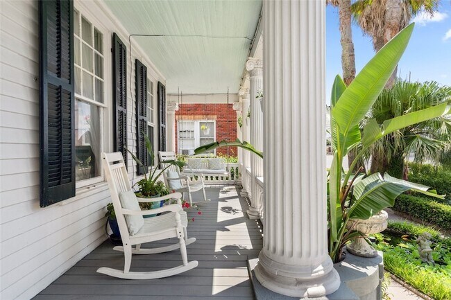 Building Photo - 1112 Broadway Avenue J