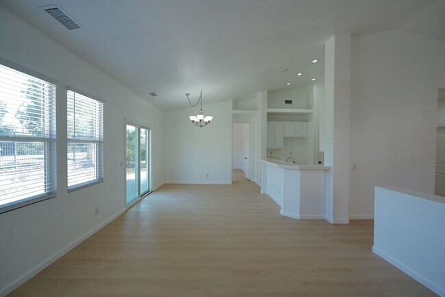 Building Photo - Beautiful 3 Bed / 2 Bath Moreno Valley Home with Garage