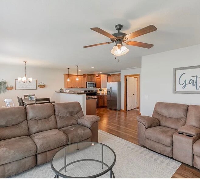Building Photo - 8767 Ridge Hollow Dr