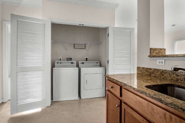 Building Photo - Modern Condo Living with Balcony and Great Location