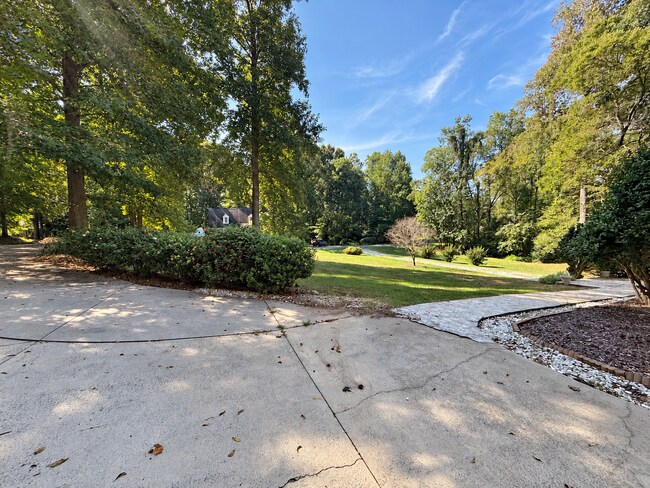 Building Photo - 2040 Webster Grove Dr