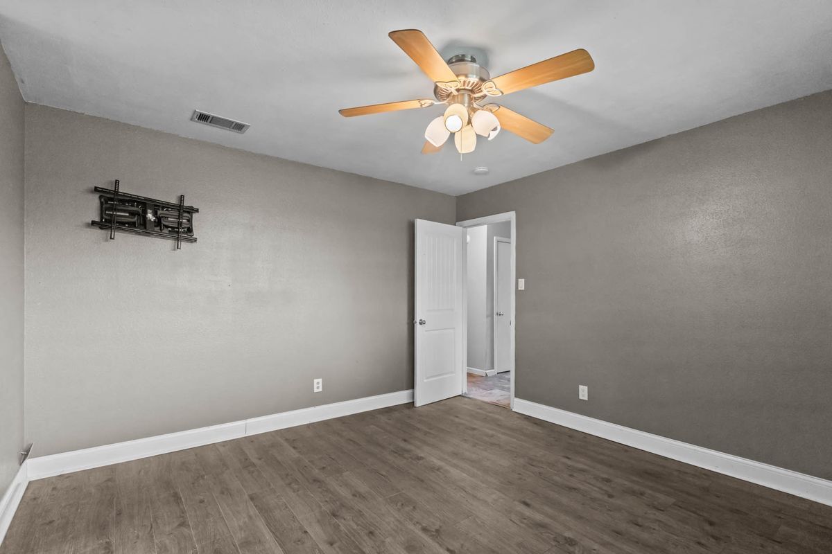 Building Photo - 5116 Canadian Ave