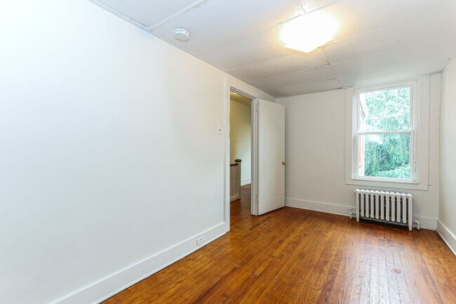 Building Photo - Charming and Spacious House Available Now