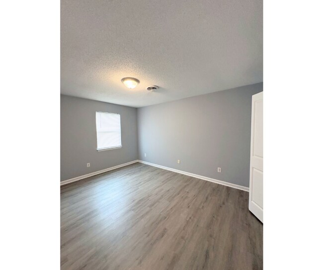 Building Photo - 3455 Hedge Drive Northeast