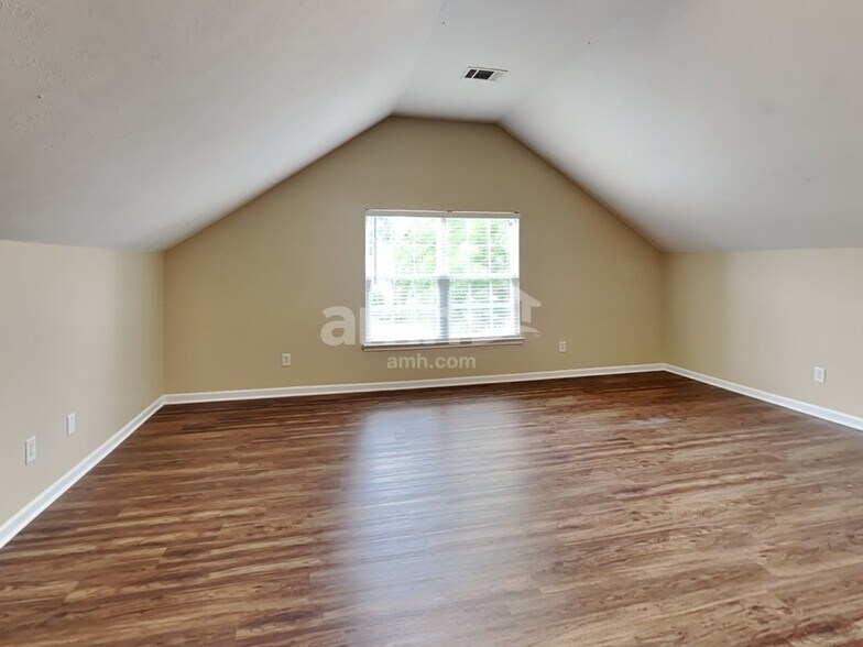 Building Photo - 304 Sarava Ln