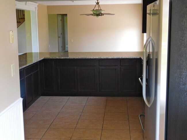 Building Photo - 5 acres and a Large 6 bedroom house. Extra garages and sheds.