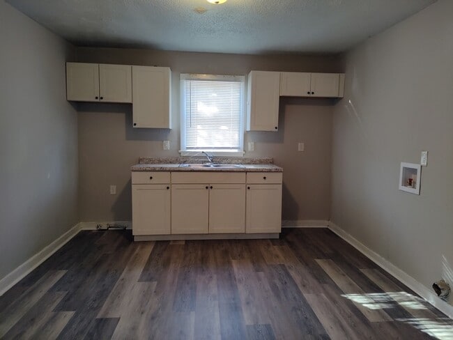 Building Photo - 418 Lincoln St SW