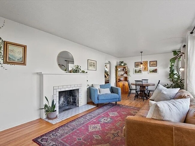 Building Photo - SPACIOUS 3BD/1BA SOUTH HILL HOME | ATTACHED GARAGE | FENCED YARD | W/D HOOKUPS | AVAIL JULY 1