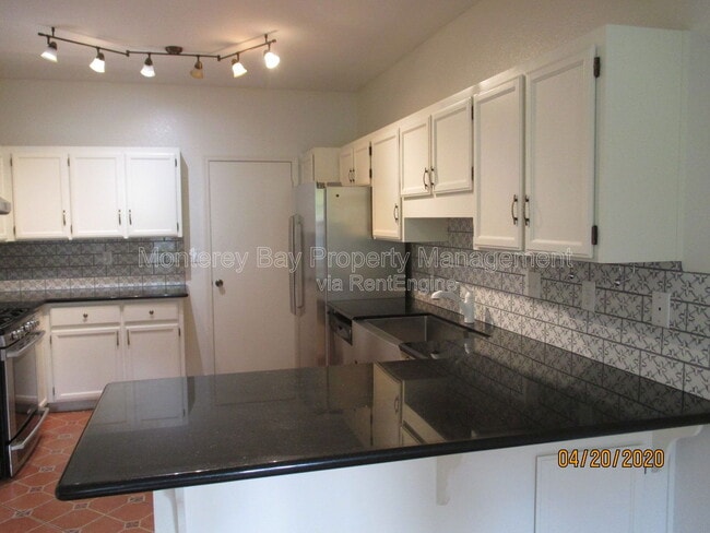 Building Photo - 61 Glen Lake Dr