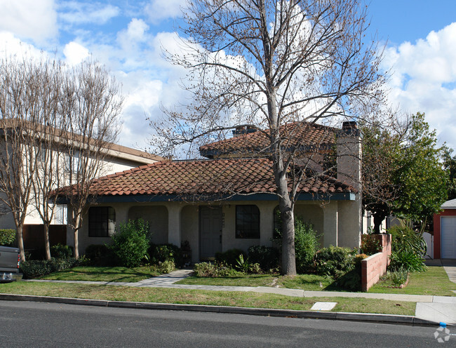 Primary Photo - 10832-10838 Oak St