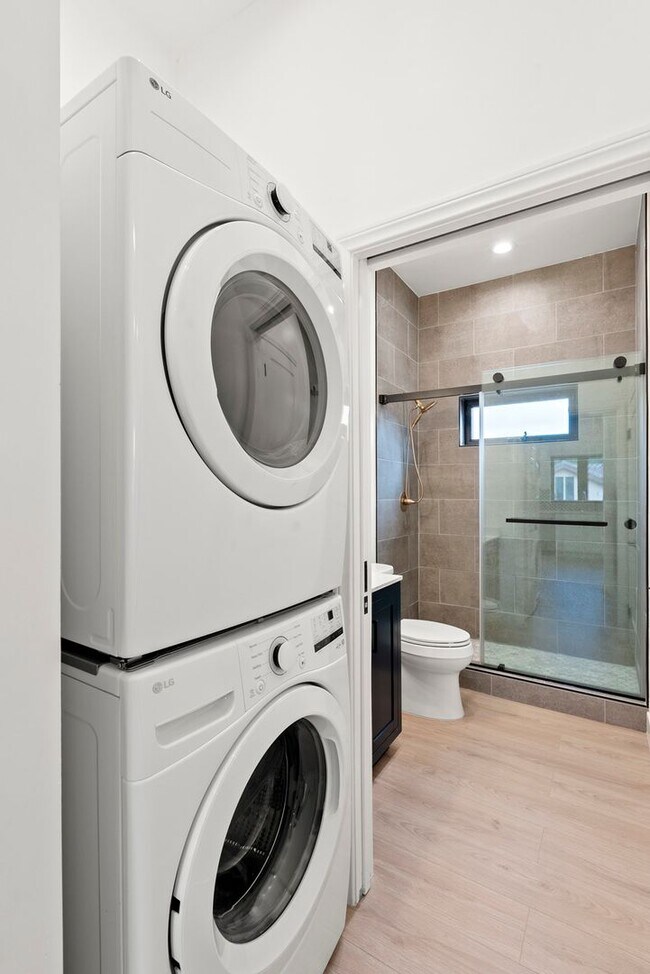 Building Photo - Stunning brand new construction, modern lu...