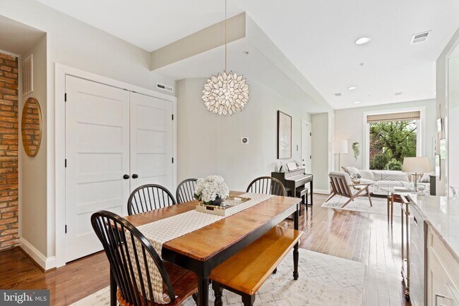 Building Photo - 1249 Kenyon St NW