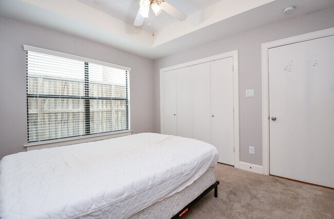 Building Photo - 3715 Main Plaza Dr