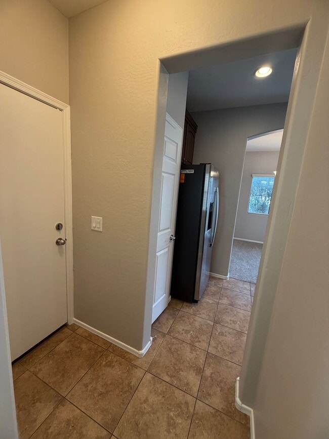 Building Photo - Community pool and a low maintenance yard