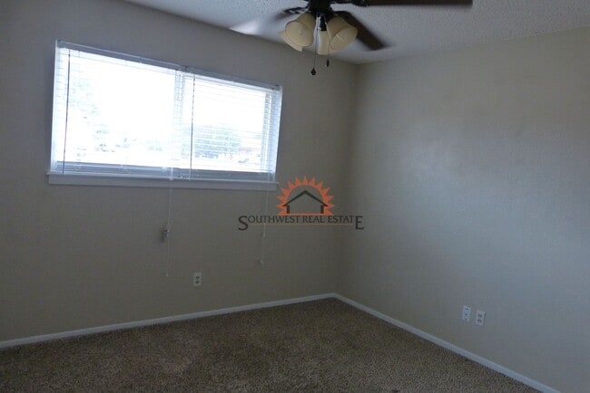 Building Photo - Lovely 3 bedroom 2 bath brick home.