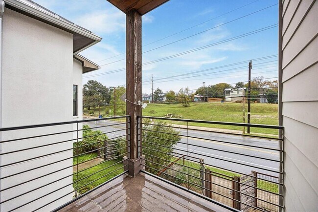 Building Photo - 1011 E 12th St