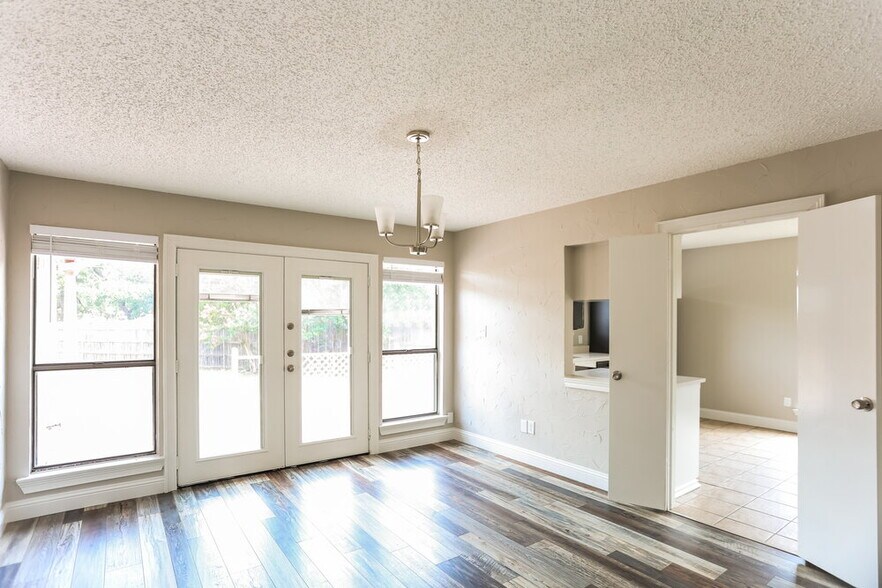 Building Photo - 5303 Oak Springs Dr
